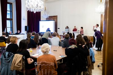 Am 22. Oktober 2019 er&ouml;ffnete Bundesministerin Ines Stilling den Expert*innen-Workshop zur Vorbereitung auf das 25-j&auml;hrige Jubil&auml;um der letzten Weltfrauenkonferenz in Peking &bdquo;Peking+25&ldquo;, in dem &uuml;ber innovative Ideen zur St&auml;rkung der Frauenrechte und Geschlechtergleichstellung diskutiert wird.