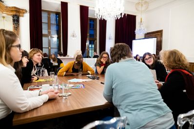 Am 22. Oktober 2019 er&ouml;ffnete Bundesministerin Ines Stilling den Expert*innen-Workshop zur Vorbereitung auf das 25-j&auml;hrige Jubil&auml;um der letzten Weltfrauenkonferenz in Peking &bdquo;Peking+25&ldquo;, in dem &uuml;ber innovative Ideen zur St&auml;rkung der Frauenrechte und Geschlechtergleichstellung diskutiert wird.