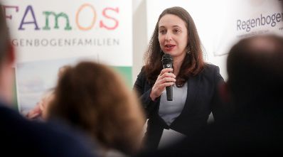 Am 23. Oktober 2019 besuchte Bundesministerin Ines Stilling das Regenbogenfamilienzentrum in Wien anl&auml;sslich des 2. Geburtstag.
