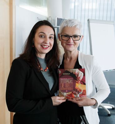 Am 24. Oktober 2019 er&ouml;ffnete Bundesministerin Ines Stilling (l.) die Jahrestagung der Autonomen &Ouml;sterreichischen Frauenh&auml;user. Im Bild mit Maria R&ouml;sslhumer (r.), Gesch&auml;ftsf&uuml;hrerin Verein Autonome &Ouml;sterreichische Frauenh&auml;user.