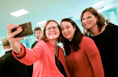 Am 26. Oktober 2019 er&ouml;ffnet Bundesministerin Ines Stilling die Benefizveranstaltung anl&auml;sslich des 20-j&auml;hrigen Bestehens des Vereins ZARA.