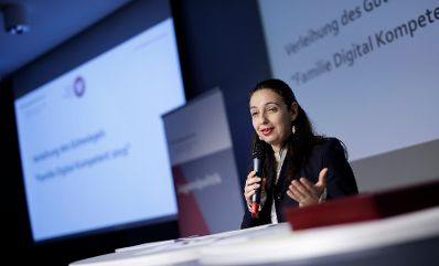 Am 30.10. 2019 hat Bundesministerin Ines Stilling die G&uuml;tesiegel &bdquo;Familie Digital Kompetent&ldquo; verliehen. Mit diesem G&uuml;tesiegel wurden erstmals Unternehmen ausgezeichnet, die mit ihren Projekten und Initiativen den verantwortungsvollen Umgang mit digitalen Medien f&ouml;rdern und so die Medienkompetenz von Familien und Jugendlichen st&auml;rken.