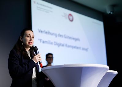 Am 30.10. 2019 hat Bundesministerin Ines Stilling die G&uuml;tesiegel &bdquo;Familie Digital Kompetent&ldquo; verliehen. Mit diesem G&uuml;tesiegel wurden erstmals Unternehmen ausgezeichnet, die mit ihren Projekten und Initiativen den verantwortungsvollen Umgang mit digitalen Medien f&ouml;rdern und so die Medienkompetenz von Familien und Jugendlichen st&auml;rken.