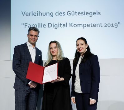 Am 30.10. 2019 hat Bundesministerin Ines Stilling die G&uuml;tesiegel &bdquo;Familie Digital Kompetent&ldquo; verliehen. Mit diesem G&uuml;tesiegel wurden erstmals Unternehmen ausgezeichnet, die mit ihren Projekten und Initiativen den verantwortungsvollen Umgang mit digitalen Medien f&ouml;rdern und so die Medienkompetenz von Familien und Jugendlichen st&auml;rken.