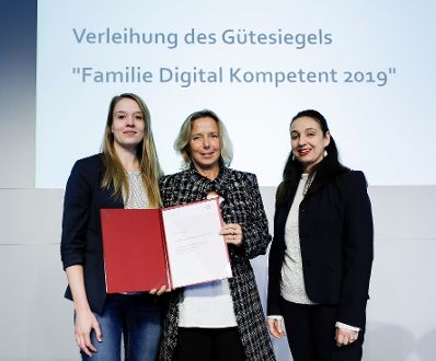 Am 30.10. 2019 hat Bundesministerin Ines Stilling die G&uuml;tesiegel &bdquo;Familie Digital Kompetent&ldquo; verliehen. Mit diesem G&uuml;tesiegel wurden erstmals Unternehmen ausgezeichnet, die mit ihren Projekten und Initiativen den verantwortungsvollen Umgang mit digitalen Medien f&ouml;rdern und so die Medienkompetenz von Familien und Jugendlichen st&auml;rken.