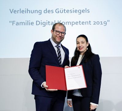 Am 30.10. 2019 hat Bundesministerin Ines Stilling die G&uuml;tesiegel &bdquo;Familie Digital Kompetent&ldquo; verliehen. Mit diesem G&uuml;tesiegel wurden erstmals Unternehmen ausgezeichnet, die mit ihren Projekten und Initiativen den verantwortungsvollen Umgang mit digitalen Medien f&ouml;rdern und so die Medienkompetenz von Familien und Jugendlichen st&auml;rken.