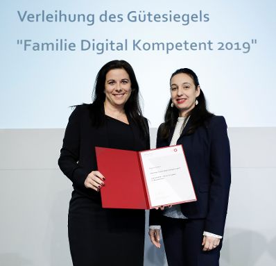Am 30.10. 2019 hat Bundesministerin Ines Stilling die G&uuml;tesiegel &bdquo;Familie Digital Kompetent&ldquo; verliehen. Mit diesem G&uuml;tesiegel wurden erstmals Unternehmen ausgezeichnet, die mit ihren Projekten und Initiativen den verantwortungsvollen Umgang mit digitalen Medien f&ouml;rdern und so die Medienkompetenz von Familien und Jugendlichen st&auml;rken.