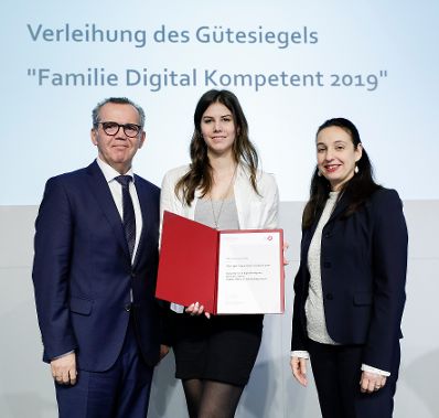 Am 30.10. 2019 hat Bundesministerin Ines Stilling die G&uuml;tesiegel &bdquo;Familie Digital Kompetent&ldquo; verliehen. Mit diesem G&uuml;tesiegel wurden erstmals Unternehmen ausgezeichnet, die mit ihren Projekten und Initiativen den verantwortungsvollen Umgang mit digitalen Medien f&ouml;rdern und so die Medienkompetenz von Familien und Jugendlichen st&auml;rken.