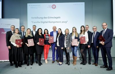Am 30.10. 2019 hat Bundesministerin Ines Stilling die G&uuml;tesiegel &bdquo;Familie Digital Kompetent&ldquo; verliehen. Mit diesem G&uuml;tesiegel wurden erstmals Unternehmen ausgezeichnet, die mit ihren Projekten und Initiativen den verantwortungsvollen Umgang mit digitalen Medien f&ouml;rdern und so die Medienkompetenz von Familien und Jugendlichen st&auml;rken.