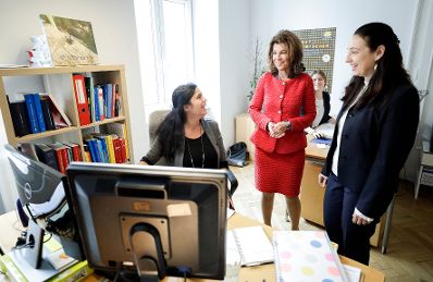 Am 30. November 2019 besuchten Bundeskanzlerin Brigitte Bierlein (m.) und Bundesministerin Ines Stilling (r.) die Beratungsstelle gegen Hass im Netz (#GegenHassimNetz), die vom Verein ZARA - Zivilcourage und Anti-Rassismus-Arbeit seit zwei Jahren betrieben wird.