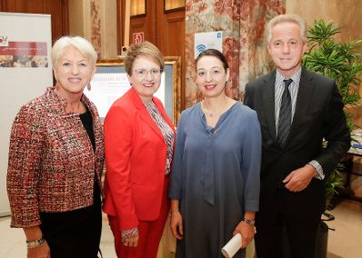 Am 6. November 2019 er&ouml;ffnete Bundesministerin Ines Stilling den 21. Journalistinnenkongress im Haus der Industrie. Im Bild (v.l.n.r) Kongressinitiatorin Maria Rauch-Kallat, Gabriele H&auml;ssig, Gesch&auml;ftsf&uuml;hrerin f&uuml;r Kommunikation und Nachhaltigkeit bei Procter &amp; Gamble, Bundesministerin Ines Stilling und Georg Kapsch, Pr&auml;sident der Industriellenvereinigung.