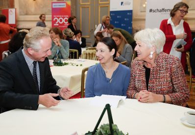 Am 6. November 2019 er&ouml;ffnete Bundesministerin Ines Stilling den 21. Journalistinnenkongress im Haus der Industrie. Im Bild (v.l.n.r.) Georg Kapsch, Pr&auml;sident der Industriellenvereinigung, Bundesministerin Ines Stilling und Kongressinitiatorin Maria Rauch-Kallat.