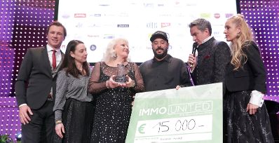 Am 7. November 2019 nahm Bundesministerin Ines Stilling an der Benefizgala &bdquo;Wider die Gewalt&ldquo; teil und &uuml;berreichte den Preis an den K&uuml;nstler Adel Tawil. Im Bild (v.l.n.r) Andreas Millonig, IMMOUnited GmbH (Sponsor des Preises), Bundesministerin Ines Stilling, Marika Lichter, Gastgeberin, Adel Tawil, Preistr&auml;ger, Alfons Haider und Lilian Klebow, Moderator und Moderatorin.