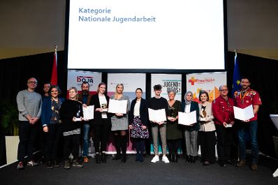 Am 12. November 2019 hat Bundesministerin Ines Stilling (m.r.) den &Ouml;sterreichischen Jugendpreis in der au&szlig;erschulischen Kinder- und Jugendarbeit verliehen. Der Jugendpreis wurde in den Kategorien &bdquo;Europ&auml;ische Initiativen&ldquo;, &bdquo;Digitale Jugendarbeit&ldquo;, Nationale Jugendarbeit&ldquo;, &bdquo;Eure Projekte&ldquo; und &bdquo;Journalistische Leistungen im Interesse der Jugend&ldquo; vergeben. Im Bild mit den Preistr&auml;gerinnen und Preistr&auml;gern des Jugendpreises in der Kategorie &bdquo;Nationale Jugendarbeit&ldquo;: aha plus - Anerkennungssystem f&uuml;r engagierte Jugendliche, von aha - Jugendinformationszentrum Vorarlberg, I FEEL GOOD, von SOFA Soziale Dienste GmbH, &bdquo;Macht Sprache &ndash; Was macht Sprache?&ldquo;, von Offene Jugendarbeit Landeck, MuslimInnen gegen Antisemitismus, von Muslimische Jugend &Ouml;sterreich und &bdquo;Sicherheitshalber!&quot; - Mutig f&uuml;r seelische und k&ouml;rperliche Unversehrtheit bei den PP&Ouml;, von Pfadfinder und Pfadfinderinnen &Ouml;sterreichs-PP&Ouml;.