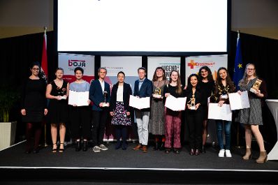 Am 12. November 2019 hat Bundesministerin Ines Stilling (5.v.l.) den &Ouml;sterreichischen Jugendpreis in der au&szlig;erschulischen Kinder- und Jugendarbeit verliehen. Der Jugendpreis wurde in den Kategorien &bdquo;Europ&auml;ische Initiativen&ldquo;, &bdquo;Digitale Jugendarbeit&ldquo;, Nationale Jugendarbeit&ldquo;, &bdquo;Eure Projekte&ldquo; und &bdquo;Journalistische Leistungen im Interesse der Jugend&ldquo; vergeben. Im Bild mit den Preistr&auml;gerinnen und Preistr&auml;gern des Jugendpreises in der Kategorie &bdquo;Eure Projekte&ldquo;: Real Fairytales Puppentheater, Interkultureller Musiksommer 2018, Chemie Workshops: So machen Naturwissenschaften Spa&szlig;!, Lebensmittelsammelaktion mit Gl&uuml;cksrad, einfach ohne - Fest der Nachhaltigkeit und Tanz der Kulturen.