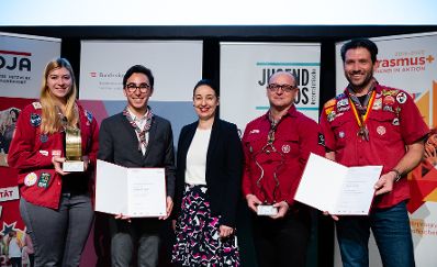 Am 12. November 2019 hat Bundesministerin Ines Stilling (m.) den &Ouml;sterreichischen Jugendpreis in der au&szlig;erschulischen Kinder- und Jugendarbeit verliehen. Der Jugendpreis wurde in den Kategorien &bdquo;Europ&auml;ische Initiativen&ldquo;, &bdquo;Digitale Jugendarbeit&ldquo;, Nationale Jugendarbeit&ldquo;, &bdquo;Eure Projekte&ldquo; und &bdquo;Journalistische Leistungen im Interesse der Jugend&ldquo; vergeben. Im Bild mit Preistr&auml;gerinnen und Preistr&auml;gern des Jugendpreises: &bdquo;Sicherheitshalber!&quot; - Mutig f&uuml;r seelische und k&ouml;rperliche Unversehrtheit bei den PP&Ouml; (Pfadfinder und Pfadfinderinnen &Ouml;sterreichs-PP&Ouml;).
