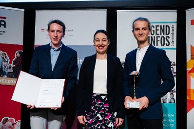 Am 12. November 2019 hat Bundesministerin Ines Stilling (m.) den &Ouml;sterreichischen Jugendpreis in der au&szlig;erschulischen Kinder- und Jugendarbeit verliehen. Der Jugendpreis wurde in den Kategorien &bdquo;Europ&auml;ische Initiativen&ldquo;, &bdquo;Digitale Jugendarbeit&ldquo;, Nationale Jugendarbeit&ldquo;, &bdquo;Eure Projekte&ldquo; und &bdquo;Journalistische Leistungen im Interesse der Jugend&ldquo; vergeben. Im Bild mit Preistr&auml;gerinnen und Preistr&auml;gern des Jugendpreises: Chemie Workshops: So machen Naturwissenschaften Spa&szlig;!