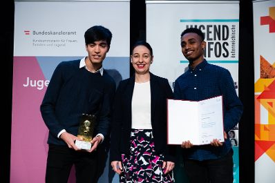 Am 12. November 2019 hat Bundesministerin Ines Stilling (m.) den &Ouml;sterreichischen Jugendpreis in der au&szlig;erschulischen Kinder- und Jugendarbeit verliehen. Der Jugendpreis wurde in den Kategorien &bdquo;Europ&auml;ische Initiativen&ldquo;, &bdquo;Digitale Jugendarbeit&ldquo;, Nationale Jugendarbeit&ldquo;, &bdquo;Eure Projekte&ldquo; und &bdquo;Journalistische Leistungen im Interesse der Jugend&ldquo; vergeben. Im Bild mit Preistr&auml;gerinnen und Preistr&auml;gern des Jugendpreises: UMF united: Demokratisierung, Partizipation und Selbstorganisation bei unbegleiteten minderj&auml;hrigen Fl&uuml;chtlingen, von Asylkoordination &Ouml;sterreich.