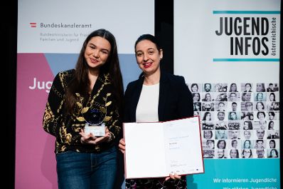 Am 12. November 2019 hat Bundesministerin Ines Stilling (r.) den &Ouml;sterreichischen Jugendpreis in der au&szlig;erschulischen Kinder- und Jugendarbeit verliehen. Der Jugendpreis wurde in den Kategorien &bdquo;Europ&auml;ische Initiativen&ldquo;, &bdquo;Digitale Jugendarbeit&ldquo;, Nationale Jugendarbeit&ldquo;, &bdquo;Eure Projekte&ldquo; und &bdquo;Journalistische Leistungen im Interesse der Jugend&ldquo; vergeben. Im Bild mit Preistr&auml;gerinnen und Preistr&auml;gern des Jugendpreises: Tanz der Kulturen.