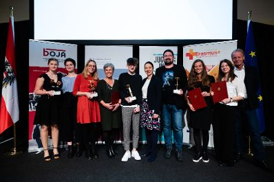 Am 12. November 2019 hat Bundesministerin Ines Stilling (m.r.) den &Ouml;sterreichischen Jugendpreis in der au&szlig;erschulischen Kinder- und Jugendarbeit verliehen. Der Jugendpreis wurde in den Kategorien &bdquo;Europ&auml;ische Initiativen&ldquo;, &bdquo;Digitale Jugendarbeit&ldquo;, Nationale Jugendarbeit&ldquo;, &bdquo;Eure Projekte&ldquo; und &bdquo;Journalistische Leistungen im Interesse der Jugend&ldquo; vergeben. Im Bild mit Preistr&auml;gerinnen und Preistr&auml;gern des Jugendpreises: All Right(s)?! &ndash; Auf den Spuren der Kinderrechte, von dem Verein Jugendzentrum Judenburg.