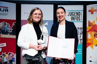 Am 12. November 2019 hat Bundesministerin Ines Stilling (r.) den &Ouml;sterreichischen Jugendpreis in der au&szlig;erschulischen Kinder- und Jugendarbeit verliehen. Der Jugendpreis wurde in den Kategorien &bdquo;Europ&auml;ische Initiativen&ldquo;, &bdquo;Digitale Jugendarbeit&ldquo;, Nationale Jugendarbeit&ldquo;, &bdquo;Eure Projekte&ldquo; und &bdquo;Journalistische Leistungen im Interesse der Jugend&ldquo; vergeben. Im Bild mit Preistr&auml;gerinnen und Preistr&auml;gern des Jugendpreises in der Kategorie &bdquo;Journalistische Leistungen im Interesse der Jugend&ldquo;: Mehr als nur Zwei, von Iris Strasser.