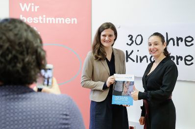 Am 14. November 2019 traf Bundesministerin Ines Stilling anl&auml;sslich des 30-j&auml;hrigen Jubil&auml;ums der UNO-Kinderrechtekonvention zu einem Austausch mit der Bundesjugendvertretung sowie dem Netzwerk Kinderrechte zusammen.