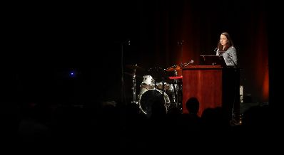 Anl&auml;sslich des bevorstehenden 30-j&auml;hrigen Jubil&auml;ums der UNO-Kinderrechtekonvention hat das Bundeskanzleramt einen Internationalen Kompositionswettbewerb unter dem Motto &bdquo;Sounds of Children`s Rights&ldquo; ausgeschrieben. Die preisgekr&ouml;nten Werke wurden im Rahmen des Konzerts &bdquo;Sounds of Children`s Rights&ldquo; uraufgef&uuml;hrt. Bundesministerin Ines Stilling (im Bild) er&ouml;ffnete die Veranstaltung.