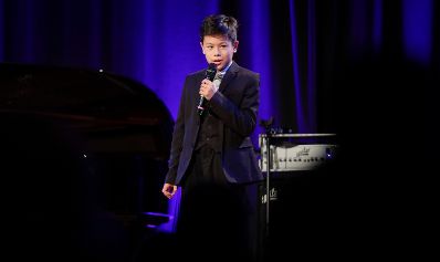 Anl&auml;sslich des bevorstehenden 30-j&auml;hrigen Jubil&auml;ums der UNO-Kinderrechtekonvention hat das Bundeskanzleramt einen Internationalen Kompositionswettbewerb unter dem Motto &bdquo;Sounds of Children`s Rights&ldquo; ausgeschrieben. Die preisgekr&ouml;nten Werke wurden im Rahmen des Konzerts &bdquo;Sounds of Children`s Rights&ldquo; uraufgef&uuml;hrt. Bundesministerin Ines Stilling er&ouml;ffnete die Veranstaltung. Im Rahmen des Konzertabends wurde die Komposition &bdquo;Free from fear!&ldquo; von Felix Gerstner (13) &ndash; Hattersheim am Main, Deutschland uraufgef&uuml;hrt. Felix Gerstner wurde von Bundesministerin Stilling ausgezeichnet.