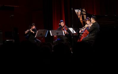 Anl&auml;sslich des bevorstehenden 30-j&auml;hrigen Jubil&auml;ums der UNO-Kinderrechtekonvention hat das Bundeskanzleramt einen Internationalen Kompositionswettbewerb unter dem Motto &bdquo;Sounds of Children`s Rights&ldquo; ausgeschrieben. Die preisgekr&ouml;nten Werke wurden im Rahmen des Konzerts &bdquo;Sounds of Children`s Rights&ldquo; uraufgef&uuml;hrt. Bundesministerin Ines Stilling er&ouml;ffnete die Veranstaltung. Im Rahmen des Konzertabends wurde die Komposition &bdquo;Free from fear!&ldquo; von Felix Gerstner (13) &ndash; Hattersheim am Main, Deutschland uraufgef&uuml;hrt. Felix Gerstner wurde von Bundesministerin Stilling ausgezeichnet.