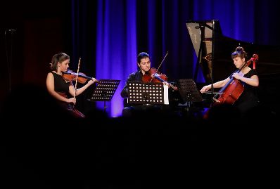 Anl&auml;sslich des bevorstehenden 30-j&auml;hrigen Jubil&auml;ums der UNO-Kinderrechtekonvention hat das Bundeskanzleramt einen Internationalen Kompositionswettbewerb unter dem Motto &bdquo;Sounds of Children`s Rights&ldquo; ausgeschrieben. Die preisgekr&ouml;nten Werke wurden im Rahmen des Konzerts &bdquo;Sounds of Children`s Rights&ldquo; uraufgef&uuml;hrt. Bundesministerin Ines Stilling er&ouml;ffnete die Veranstaltung. Im Rahmen des Konzertabends wurde die Komposition &bdquo;Child of War&ldquo; von Hannah Lewis (14) &ndash; Canning, NS, Kanada uraufgef&uuml;hrt. Hannah Lewis wurde von Bundesministerin Stilling ausgezeichnet.