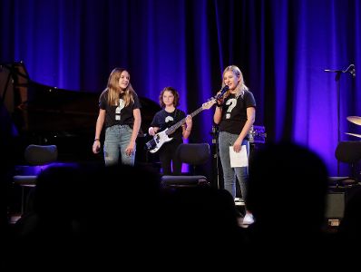 Anl&auml;sslich des bevorstehenden 30-j&auml;hrigen Jubil&auml;ums der UNO-Kinderrechtekonvention hat das Bundeskanzleramt einen Internationalen Kompositionswettbewerb unter dem Motto &bdquo;Sounds of Children`s Rights&ldquo; ausgeschrieben. Die preisgekr&ouml;nten Werke wurden im Rahmen des Konzerts &bdquo;Sounds of Children`s Rights&ldquo; uraufgef&uuml;hrt. Bundesministerin Ines Stilling er&ouml;ffnete die Veranstaltung. Im Rahmen des Konzertabends wurde die Komposition &bdquo;Wieso&ldquo; von der Gruppe Why? &ndash; Lustenau, Vorarlberg uraufgef&uuml;hrt. Die Gruppe Why? wurde von Bundesministerin Stilling ausgezeichnet.