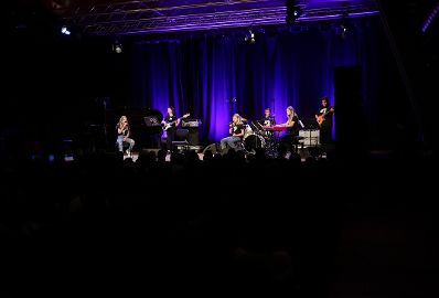 Anl&auml;sslich des bevorstehenden 30-j&auml;hrigen Jubil&auml;ums der UNO-Kinderrechtekonvention hat das Bundeskanzleramt einen Internationalen Kompositionswettbewerb unter dem Motto &bdquo;Sounds of Children`s Rights&ldquo; ausgeschrieben. Die preisgekr&ouml;nten Werke wurden im Rahmen des Konzerts &bdquo;Sounds of Children`s Rights&ldquo; uraufgef&uuml;hrt. Bundesministerin Ines Stilling er&ouml;ffnete die Veranstaltung. Im Rahmen des Konzertabends wurde die Komposition &bdquo;Wieso&ldquo; von der Gruppe Why? &ndash; Lustenau, Vorarlberg uraufgef&uuml;hrt. Die Gruppe Why? wurde von Bundesministerin Stilling ausgezeichnet.