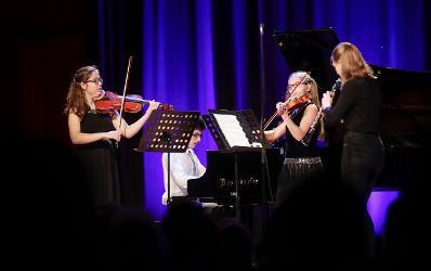 Anl&auml;sslich des bevorstehenden 30-j&auml;hrigen Jubil&auml;ums der UNO-Kinderrechtekonvention hat das Bundeskanzleramt einen Internationalen Kompositionswettbewerb unter dem Motto &bdquo;Sounds of Children`s Rights&ldquo; ausgeschrieben. Die preisgekr&ouml;nten Werke wurden im Rahmen des Konzerts &bdquo;Sounds of Children`s Rights&ldquo; uraufgef&uuml;hrt. Bundesministerin Ines Stilling er&ouml;ffnete die Veranstaltung. Im Rahmen des Konzertabends wurde die Komposition &bdquo;Children: freedom of choice&ldquo; von Timofey Ipatov (12) &ndash; Moskau, Russland uraufgef&uuml;hrt. Timofey Ipatov wurde von Bundesministerin Stilling ausgezeichnet.