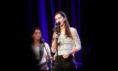 Anl&auml;sslich des bevorstehenden 30-j&auml;hrigen Jubil&auml;ums der UNO-Kinderrechtekonvention hat das Bundeskanzleramt einen Internationalen Kompositionswettbewerb unter dem Motto &bdquo;Sounds of Children`s Rights&ldquo; ausgeschrieben. Die preisgekr&ouml;nten Werke wurden im Rahmen des Konzerts &bdquo;Sounds of Children`s Rights&ldquo; uraufgef&uuml;hrt. Bundesministerin Ines Stilling er&ouml;ffnete die Veranstaltung. Im Rahmen des Konzertabends wurde die Komposition &bdquo;Herzschlag&ldquo; von der Gruppe The B&acute;s &ndash; Tulln, Nieder&ouml;sterreich uraufgef&uuml;hrt. Die Gruppe The B&acute;s wurde von Bundesministerin Stilling ausgezeichnet.