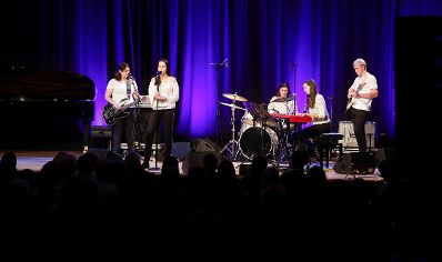 Anl&auml;sslich des bevorstehenden 30-j&auml;hrigen Jubil&auml;ums der UNO-Kinderrechtekonvention hat das Bundeskanzleramt einen Internationalen Kompositionswettbewerb unter dem Motto &bdquo;Sounds of Children`s Rights&ldquo; ausgeschrieben. Die preisgekr&ouml;nten Werke wurden im Rahmen des Konzerts &bdquo;Sounds of Children`s Rights&ldquo; uraufgef&uuml;hrt. Bundesministerin Ines Stilling er&ouml;ffnete die Veranstaltung. Im Rahmen des Konzertabends wurde die Komposition &bdquo;Herzschlag&ldquo; von der Gruppe The B&acute;s &ndash; Tulln, Nieder&ouml;sterreich uraufgef&uuml;hrt. Die Gruppe The B&acute;s wurde von Bundesministerin Stilling ausgezeichnet.