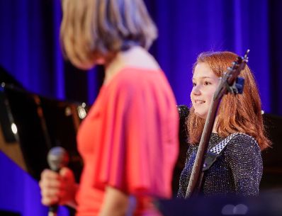 Anl&auml;sslich des bevorstehenden 30-j&auml;hrigen Jubil&auml;ums der UNO-Kinderrechtekonvention hat das Bundeskanzleramt einen Internationalen Kompositionswettbewerb unter dem Motto &bdquo;Sounds of Children`s Rights&ldquo; ausgeschrieben. Die preisgekr&ouml;nten Werke wurden im Rahmen des Konzerts &bdquo;Sounds of Children`s Rights&ldquo; uraufgef&uuml;hrt. Bundesministerin Ines Stilling er&ouml;ffnete die Veranstaltung. Im Rahmen des Konzertabends wurde die Komposition &bdquo;Your Kid&acute;s Today And Tomorrow&ldquo; von der Gruppe The Cosmik Five &ndash; Wien uraufgef&uuml;hrt. Die Gruppe The Cosmik Five wurde von Bundesministerin Stilling ausgezeichnet.