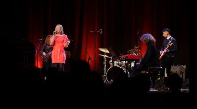 Anl&auml;sslich des bevorstehenden 30-j&auml;hrigen Jubil&auml;ums der UNO-Kinderrechtekonvention hat das Bundeskanzleramt einen Internationalen Kompositionswettbewerb unter dem Motto &bdquo;Sounds of Children`s Rights&ldquo; ausgeschrieben. Die preisgekr&ouml;nten Werke wurden im Rahmen des Konzerts &bdquo;Sounds of Children`s Rights&ldquo; uraufgef&uuml;hrt. Bundesministerin Ines Stilling er&ouml;ffnete die Veranstaltung. Im Rahmen des Konzertabends wurde die Komposition &bdquo;Your Kid&acute;s Today And Tomorrow&ldquo; von der Gruppe The Cosmik Five &ndash; Wien uraufgef&uuml;hrt. Die Gruppe The Cosmik Five wurde von Bundesministerin Stilling ausgezeichnet.