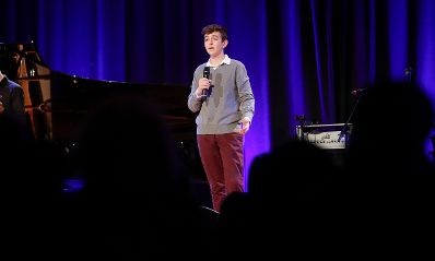 Anl&auml;sslich des bevorstehenden 30-j&auml;hrigen Jubil&auml;ums der UNO-Kinderrechtekonvention hat das Bundeskanzleramt einen Internationalen Kompositionswettbewerb unter dem Motto &bdquo;Sounds of Children`s Rights&ldquo; ausgeschrieben. Die preisgekr&ouml;nten Werke wurden im Rahmen des Konzerts &bdquo;Sounds of Children`s Rights&ldquo; uraufgef&uuml;hrt. Bundesministerin Ines Stilling er&ouml;ffnete die Veranstaltung. Im Rahmen des Konzertabends wurde die Komposition &bdquo;Family Circle&ldquo; von Luca Stamenov (14) &ndash; Gablitz, Nieder&ouml;sterreich uraufgef&uuml;hrt. Luca Stamenov wurde von Bundesministerin Stilling ausgezeichnet.