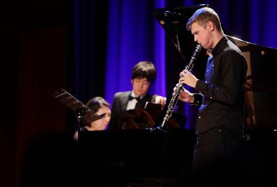 Anl&auml;sslich des bevorstehenden 30-j&auml;hrigen Jubil&auml;ums der UNO-Kinderrechtekonvention hat das Bundeskanzleramt einen Internationalen Kompositionswettbewerb unter dem Motto &bdquo;Sounds of Children`s Rights&ldquo; ausgeschrieben. Die preisgekr&ouml;nten Werke wurden im Rahmen des Konzerts &bdquo;Sounds of Children`s Rights&ldquo; uraufgef&uuml;hrt. Bundesministerin Ines Stilling er&ouml;ffnete die Veranstaltung. Im Rahmen des Konzertabends wurde die Komposition &bdquo;Family Circle&ldquo; von Luca Stamenov (14) &ndash; Gablitz, Nieder&ouml;sterreich uraufgef&uuml;hrt. Luca Stamenov wurde von Bundesministerin Stilling ausgezeichnet.