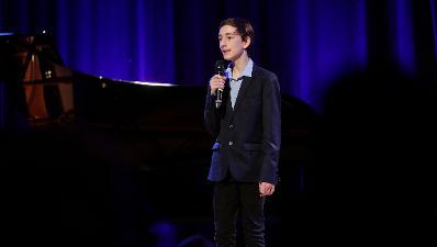 Anl&auml;sslich des bevorstehenden 30-j&auml;hrigen Jubil&auml;ums der UNO-Kinderrechtekonvention hat das Bundeskanzleramt einen Internationalen Kompositionswettbewerb unter dem Motto &bdquo;Sounds of Children`s Rights&ldquo; ausgeschrieben. Die preisgekr&ouml;nten Werke wurden im Rahmen des Konzerts &bdquo;Sounds of Children`s Rights&ldquo; uraufgef&uuml;hrt. Bundesministerin Ines Stilling er&ouml;ffnete die Veranstaltung. Im Rahmen des Konzertabends wurde die Komposition &bdquo;Quintett Nr. 2&ldquo; von Karim Zech (15) &ndash; Salzburg uraufgef&uuml;hrt. Karim Zech wurde von Bundesministerin Stilling ausgezeichnet.