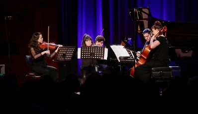 Anl&auml;sslich des bevorstehenden 30-j&auml;hrigen Jubil&auml;ums der UNO-Kinderrechtekonvention hat das Bundeskanzleramt einen Internationalen Kompositionswettbewerb unter dem Motto &bdquo;Sounds of Children`s Rights&ldquo; ausgeschrieben. Die preisgekr&ouml;nten Werke wurden im Rahmen des Konzerts &bdquo;Sounds of Children`s Rights&ldquo; uraufgef&uuml;hrt. Bundesministerin Ines Stilling er&ouml;ffnete die Veranstaltung. Im Rahmen des Konzertabends wurde die Komposition &bdquo;Quintett Nr. 2&ldquo; von Karim Zech (15) &ndash; Salzburg uraufgef&uuml;hrt. Karim Zech wurde von Bundesministerin Stilling ausgezeichnet.