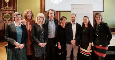 Am 19. November 2019 er&ouml;ffnete Bundesministerin Ines Stilling die Festveranstaltung des Bundeskanzleramts anl&auml;sslich des 30-j&auml;hrigen Jubil&auml;ums der UN-Menschenrechtekonvention. Im Bild (v.l.n.r.) Moderatorin Hedwig W&ouml;lfl, Renate Winter (Mitglied des UN-Kinderrechteausschusses), Michaela L&ouml;ffler (IPSOS Austria), Ewald Filler (Kinder- und Jugendanwalt des Bundes), Andrea Holz-Dahrenstaedt (Kinder- und Jugendanw&auml;ltin des Landes Salzburg), Reinhard Klaushofer (Universit&auml;t Salzburg &ndash; Fachbereich &Ouml;ffentliches Recht, V&ouml;lker- und Europarecht; &Ouml;sterreichisches Institut f&uuml;r Menschenrechte), Bundesministerin Ines Stilling und Katharina Kruppa (Kinder&auml;rztin und Leiterin der Kinderschutzgruppe im Kaiser-Franz-Josef-Spital).