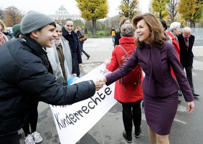 Am 20. November 2019 fand anl&auml;sslich des heutigen Internationalen Tages der Kinderrechte eine symbolische Torten&uuml;bergabe mit Forderungen zum 30-j&auml;hrigen-Jubil&auml;um der UNO-Kinderrechte-Konvention an die Bundeskanzlerin und den Mitgliedern der Bundesregierung durch die Bundesjugendvertretung und das Netzwerk Kinderrechte &Ouml;sterreich statt. Im Bild Bundeskanzlerin Brigitte Bierlein (r.)
