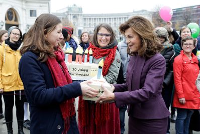 Am 20. November 2019 fand anl&auml;sslich des heutigen Internationalen Tages der Kinderrechte eine symbolische Torten&uuml;bergabe mit Forderungen zum 30-j&auml;hrigen-Jubil&auml;um der UNO-Kinderrechte-Konvention an die Bundeskanzlerin und den Mitgliedern der Bundesregierung durch die Bundesjugendvertretung und das Netzwerk Kinderrechte &Ouml;sterreich statt. Im Bild Bundeskanzlerin Brigitte Bierlein (r.)