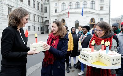 Am 20. November 2019 fand anl&auml;sslich des heutigen Internationalen Tages der Kinderrechte eine symbolische Torten&uuml;bergabe mit Forderungen zum 30-j&auml;hrigen-Jubil&auml;um der UNO-Kinderrechte-Konvention an die Bundeskanzlerin und den Mitgliedern der Bundesregierung durch die Bundesjugendvertretung und das Netzwerk Kinderrechte &Ouml;sterreich statt. Im Bild Bundesministerin Iris Rauskala (l.).