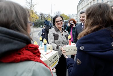 Am 20. November 2019 fand anl&auml;sslich des heutigen Internationalen Tages der Kinderrechte eine symbolische Torten&uuml;bergabe mit Forderungen zum 30-j&auml;hrigen-Jubil&auml;um der UNO-Kinderrechte-Konvention an die Bundeskanzlerin und den Mitgliedern der Bundesregierung durch die Bundesjugendvertretung und das Netzwerk Kinderrechte &Ouml;sterreich statt. Im Bild Brigitte Zarfl (m.).