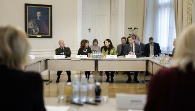 Anl&auml;sslich des heutigen Internationalen Tages gegen Gewalt an Frauen und M&auml;dchen haben Bundeskanzlerin Brigitte Bierlein und Frauenministerin Ines Stilling Expertinnen aus NGOs und Wissenschaft im Bereich der Gewaltpr&auml;vention und des Opferschutzes zu einem Austausch ins Bundeskanzleramt eingeladen. Bei dem Zusammentreffen nahmen neben der Bundeskanzlerin und der Bundesministerin auch Justizminister Clemens Jabloner und Innenminister Wolfgang Peschorn teil.