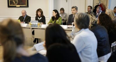 Anl&auml;sslich des heutigen Internationalen Tages gegen Gewalt an Frauen und M&auml;dchen haben Bundeskanzlerin Brigitte Bierlein und Frauenministerin Ines Stilling Expertinnen aus NGOs und Wissenschaft im Bereich der Gewaltpr&auml;vention und des Opferschutzes zu einem Austausch ins Bundeskanzleramt eingeladen. Bei dem Zusammentreffen nahmen neben der Bundeskanzlerin und der Bundesministerin auch Justizminister Clemens Jabloner und Innenminister Wolfgang Peschorn teil.