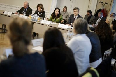 Anl&auml;sslich des heutigen Internationalen Tages gegen Gewalt an Frauen und M&auml;dchen haben Bundeskanzlerin Brigitte Bierlein und Frauenministerin Ines Stilling Expertinnen aus NGOs und Wissenschaft im Bereich der Gewaltpr&auml;vention und des Opferschutzes zu einem Austausch ins Bundeskanzleramt eingeladen. Bei dem Zusammentreffen nahmen neben der Bundeskanzlerin und der Bundesministerin auch Justizminister Clemens Jabloner und Innenminister Wolfgang Peschorn teil.