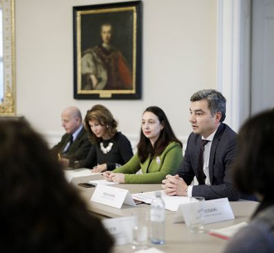 Anl&auml;sslich des heutigen Internationalen Tages gegen Gewalt an Frauen und M&auml;dchen haben Bundeskanzlerin Brigitte Bierlein und Frauenministerin Ines Stilling Expertinnen aus NGOs und Wissenschaft im Bereich der Gewaltpr&auml;vention und des Opferschutzes zu einem Austausch ins Bundeskanzleramt eingeladen. Bei dem Zusammentreffen nahmen neben der Bundeskanzlerin und der Bundesministerin auch Justizminister Clemens Jabloner und Innenminister Wolfgang Peschorn teil.